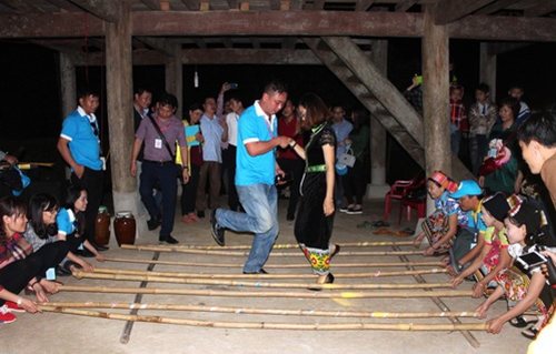 Giao lưu văn hóa với đồng đồng bào Thái tại nhà sàn homestay bản Nưa
